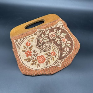 Monedero vintage con tapiz floral y asas de madera, rosas de los años 70, estilo bohemio retro, tal cual