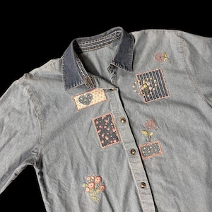 Vintage Jeansskjorta Blommig Broderi Patchwork Knäppning Blå Rosa Hjärtan LÄS