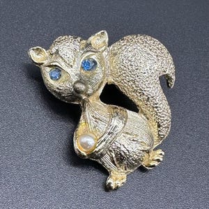 Vintage Squirrel Brooch Pin Blue Rhinestone Eyes Faux Pearl Nut Gold Tone Kitschy