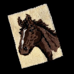 ヴィンテージ ラッチフックラグ タペストリー ブラウンホース ハンドメイド 壁掛け ファイバーアート