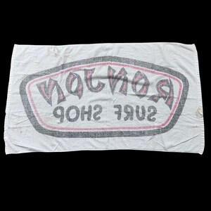 Op de afbeelding: Set van drie keramische mokken met een gespikkelde, matte afwerking. De mokken zijn in cr&egrave;me, lichtbruin en donkerbruin. Elk heeft een eenvoudig, minimalistisch ontwerp.