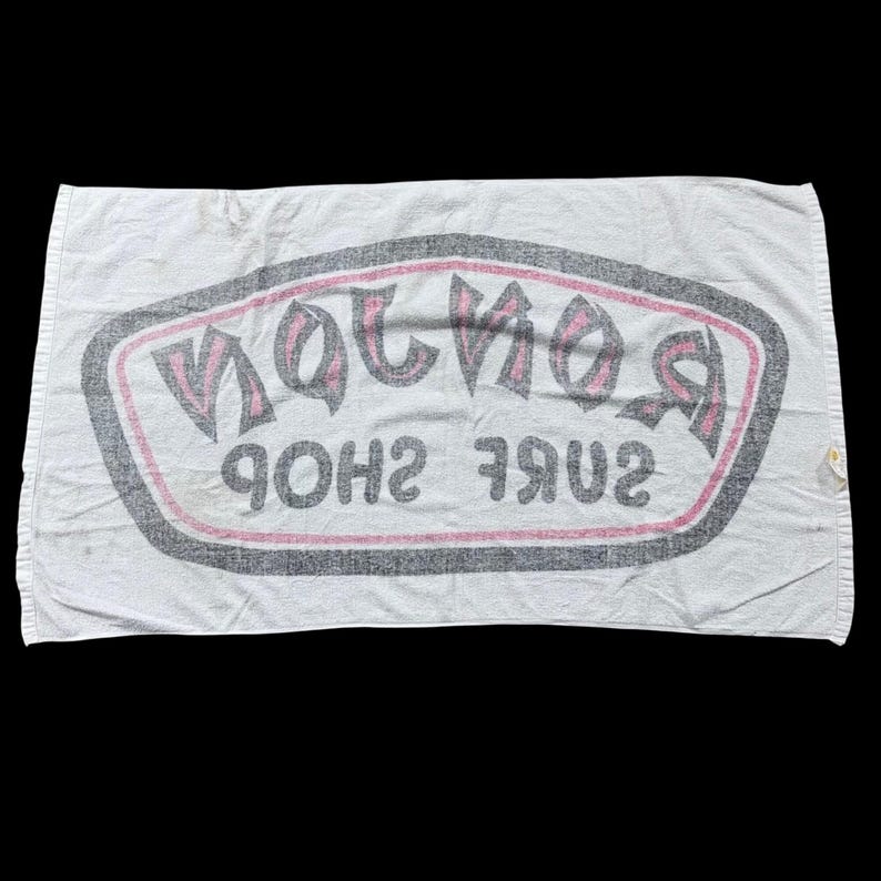 Op de afbeelding: Set van drie keramische mokken met een gespikkelde, matte afwerking. De mokken zijn in cr&egrave;me, lichtbruin en donkerbruin. Elk heeft een eenvoudig, minimalistisch ontwerp.