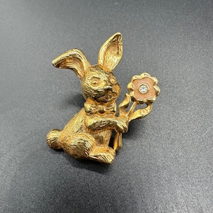 Vintage Brosche Anstecknadel Gold Ton Honey Häschen Daisy Avon 1990s Cottage