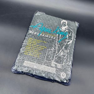 以下が含まれることがあります： 「Aqua City Men's Raincoat」の文字がティールと白で書かれた、パッケージ入りの黒いレインコート。パッケージにはレインコートを着た人のイラストとサイズ「M」のラベルが含まれています。レインコートは100％防水です。