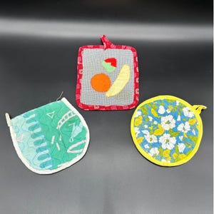 Juego de 3 agarraderas acolchadas vintage hechas a mano con frutas de colores de mediados de siglo