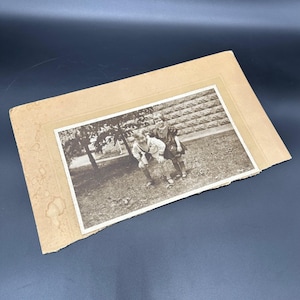 Fotografía retro de niños en blanco y negro de hermanos de la década de 1930
