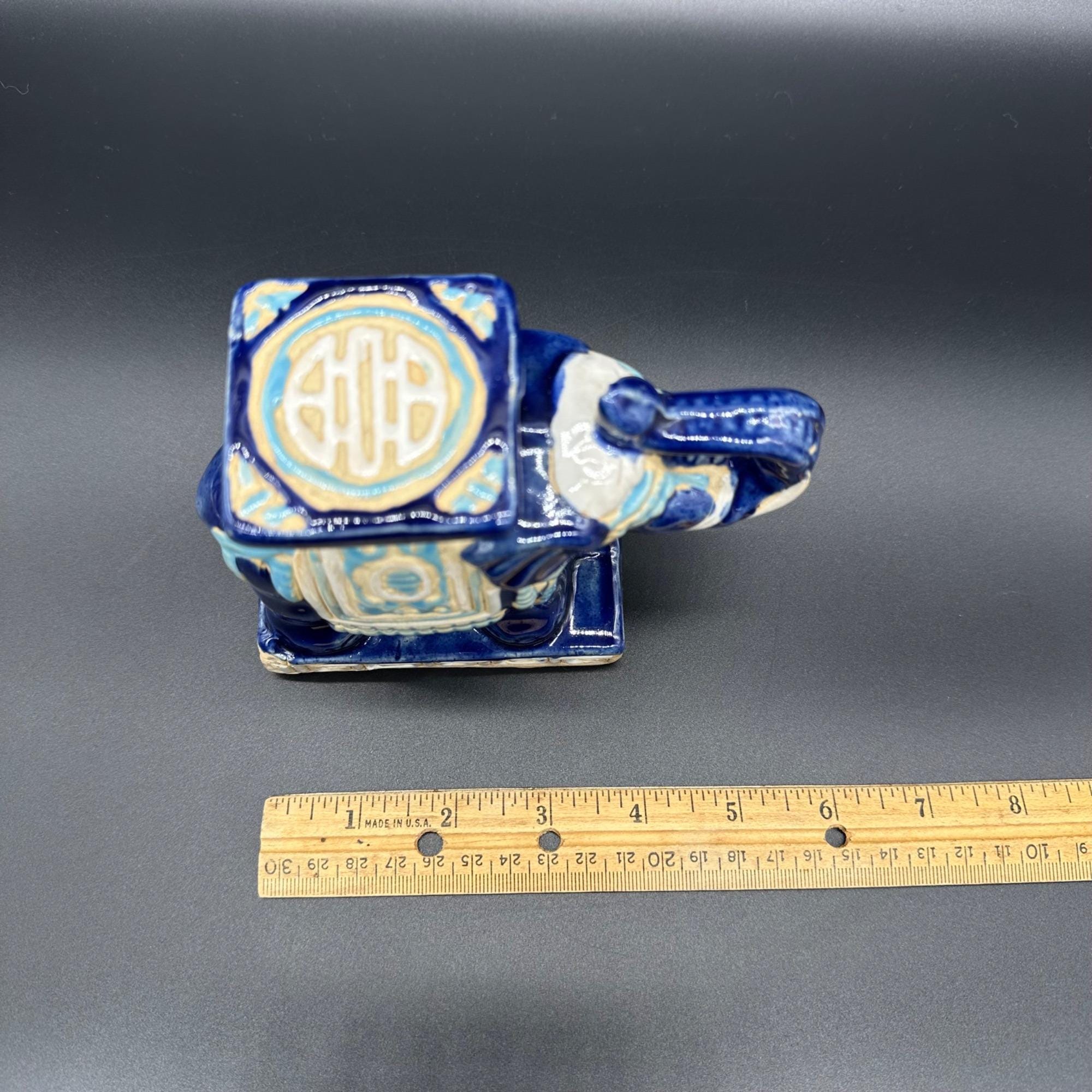 陶器の象の像の置物 青い鼻を上にした幸運のアジアンスタイル台座 