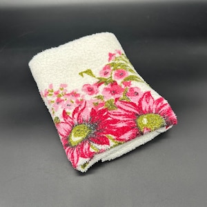 Vintage Bath Towel 1970s Pink White Floral Fringe Groovy Flower Power Retro