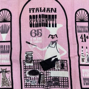 Pu&ograve; includere: Strofinaccio da cucina rosa vintage con un design retr&ograve; di spaghetti italiani. L'illustrazione presenta uno chef, spaghetti e altri alimenti. Il testo include "Italian Spaghetti 65 a plate".