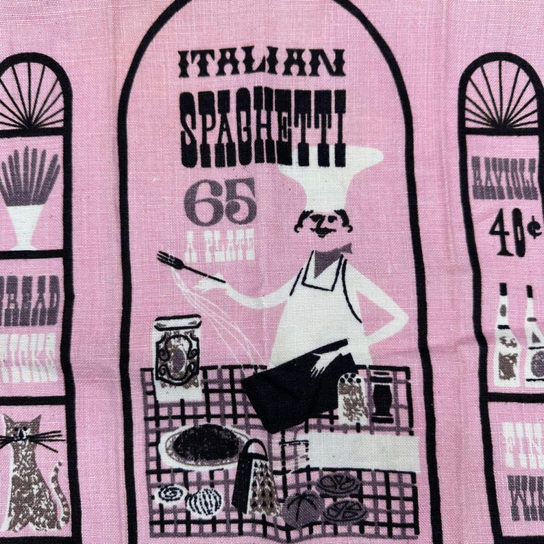 Pu&ograve; includere: Strofinaccio da cucina rosa vintage con un design retr&ograve; di spaghetti italiani. L'illustrazione presenta uno chef, spaghetti e altri alimenti. Il testo include "Italian Spaghetti 65 a plate".