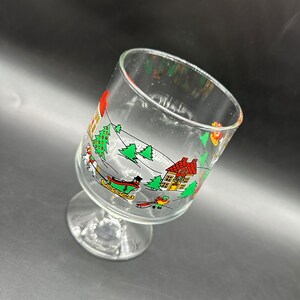 Vintage Weihnachtskonfektschüssel mit Fuß Schüssel 1980er Jahre Winterrodeln Dekoratives Glas
