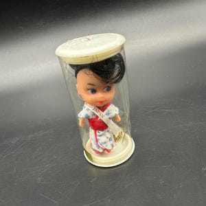 ヴィンテージ ミニチュア 1969 ミス ジャパン キドル ドール ネックレス 香港 パリ Co キッチュ プラスチック