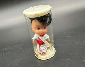Miniature vintage 1969 Miss Japon Kiddle Doll Collier Hong Kong Paris Co Kitsch plastique