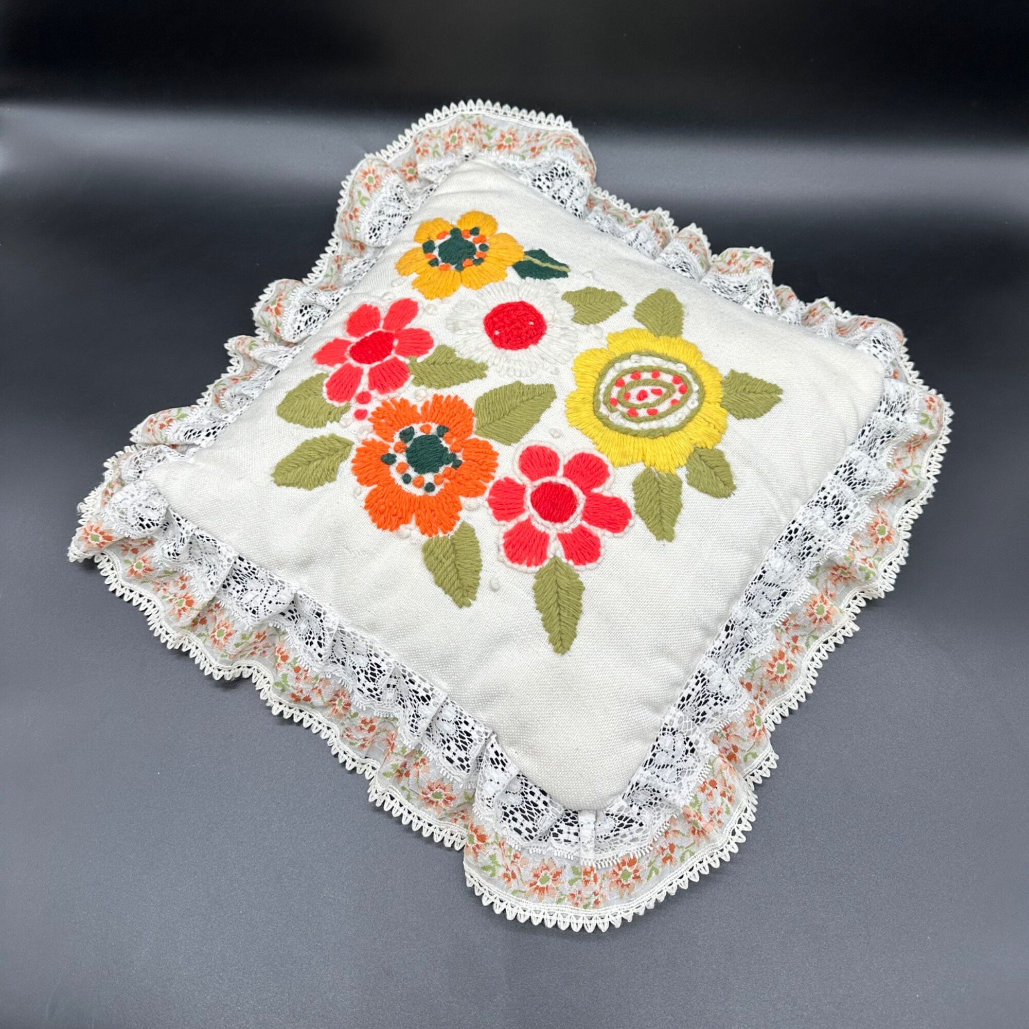 Vintage Wurfkissen Crewel Stickerei Blumen Dekorative Spitze Rosa Orange Gelb