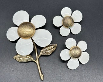 Vintage Flower Brooch Earrings Clip On Pin White Daisy Sarah Coventry MOD Statement