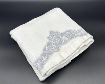 Vintage Hand Towel Avanti Look USA 1990s Floral Lace White Gray Bathroom Linen