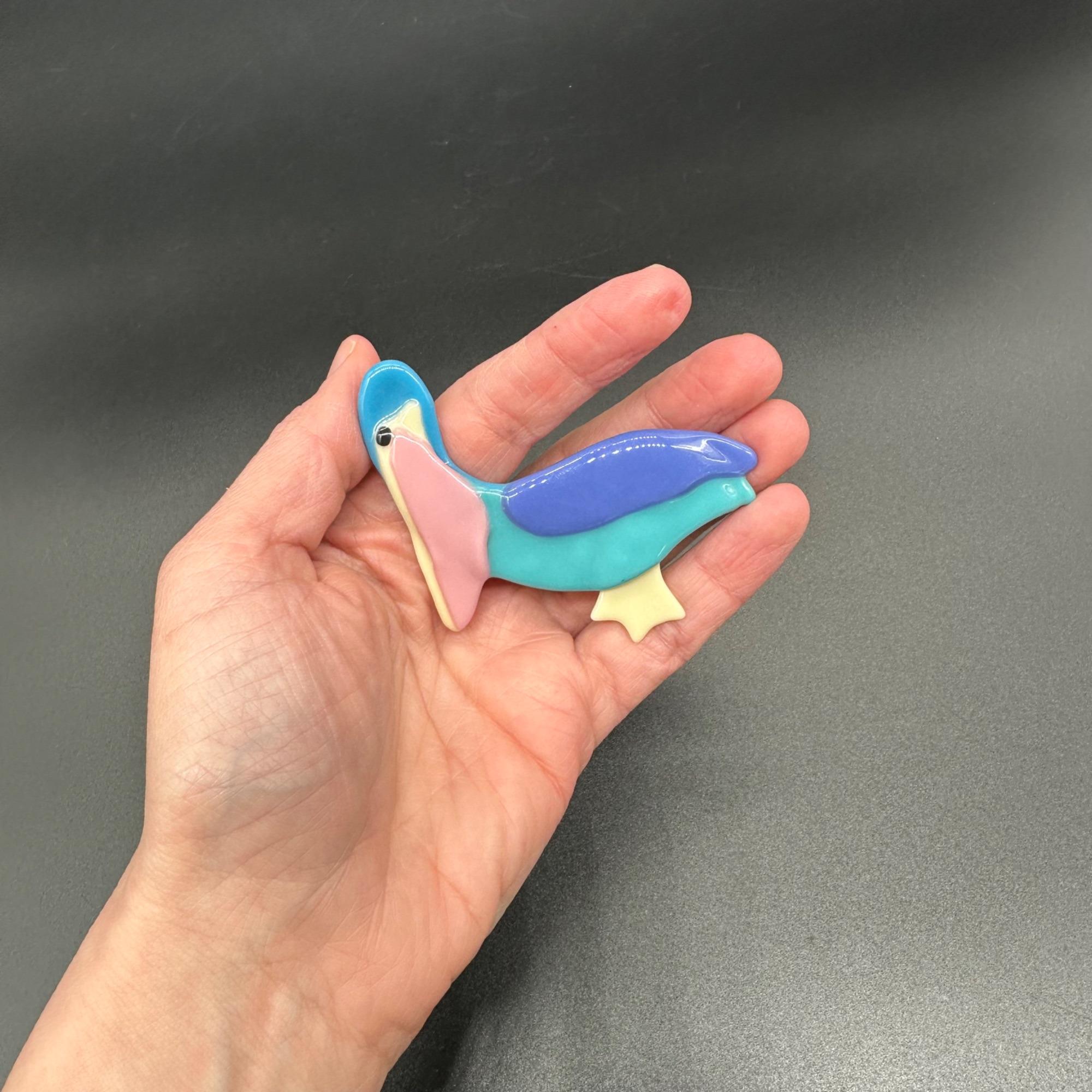 Broche Rétro Pélican – Résine Violette Et Verte En Relief – Qualité Bijouterie – Occasion Impeccable
