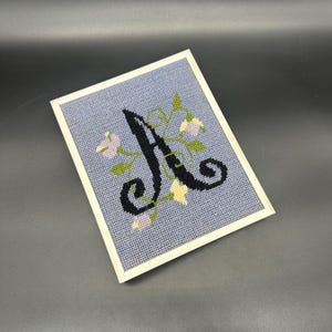 Monograma A de bordado vintage, arte floral enmarcado en fibra, flores blancas bígaro