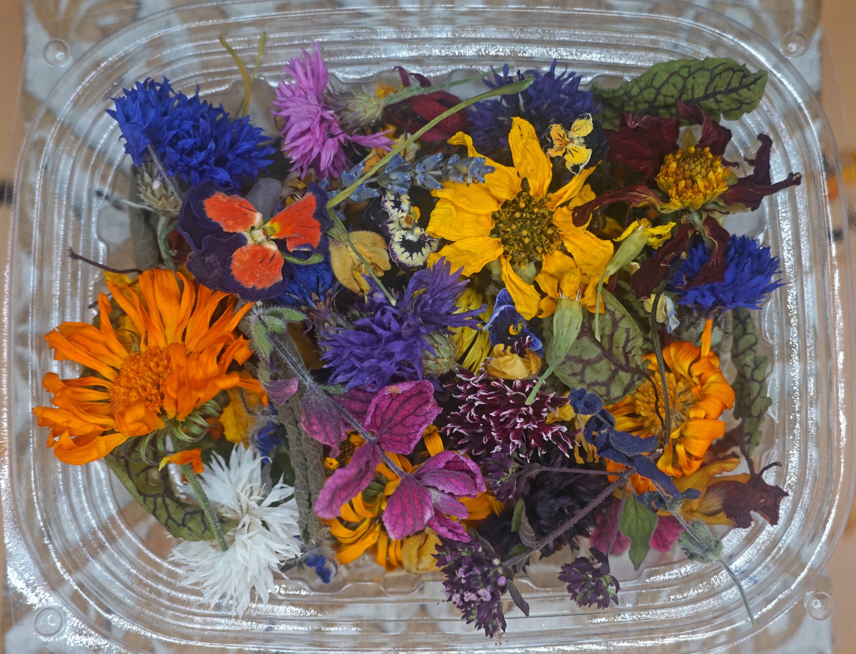 MEGA MIX Pack of Edible Flowers for Cocktails, Cake Decorating, Dinner  Parties Etc 