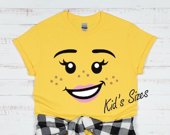 Camiseta con estampado de cara de niña con bloques de construcción, camiseta para fiestas con pecas.