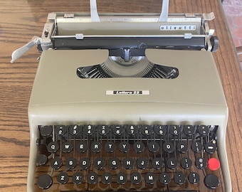 Vintage Olivetti Lettera 22 Typewriter with Case