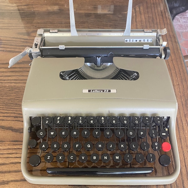 Vintage Olivetti Lettera 22 Typewriter with Case