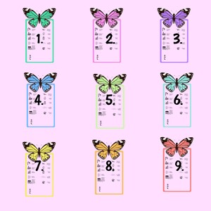 K&ouml;nnte beinhalten: Neun farbenfrohe Schmetterlingsdesigns, jedes auf einer rechteckigen Karte mit farbiger Umrandung. Jede Karte hat eine Nummer von 1 bis 9 und kleine Symbole. Die Schmetterlinge haben verschiedene Farben, darunter Gr&uuml;n, Rosa, Lila, Blau, Gelb und Orange.