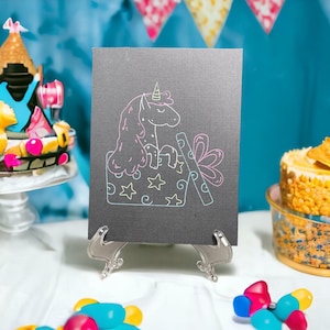Surpresa! Cartão de aniversário de presente de unicórnio