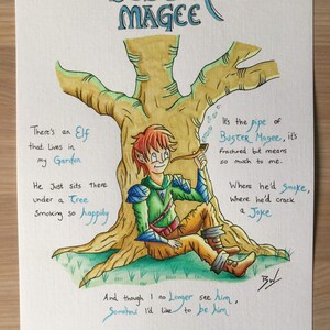 Peut inclure: Une illustration dessinée à la main d'un elfe assis sous un arbre, fumant une pipe. L'elfe porte une tunique verte, un pantalon marron et des bottes bleues. L'arbre est brun avec des feuilles vertes. Le texte "Buster Magee" est écrit en bleu en haut de l'image. Le texte "C'est le tuyau de Buster Magee, il est fissuré mais signifie tellement pour moi." est écrit en noir sous l'elfe. Le texte "Il y a un elfe qui vit dans mon jardin" est écrit en noir à gauche de l'image. Le texte "Il s'assoit juste là sous un arbre en fumant si joyeusement" est écrit en noir sous le premier texte. Le texte "Où il fumerait, où il ferait une blague" est écrit en noir à droite de l'image. Le texte "Et même si je ne le vois plus, j'aimerais quand même être lui" est écrit en noir sous l'elfe. Le texte "Inspiré par la chanson improvisée de Jonathan Ainscough & Jordan Clarke" est écrit en noir en bas de l'image.