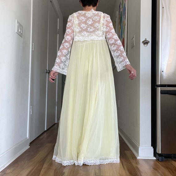 Vintage ivory & yellow lace Peignoir set - image 3