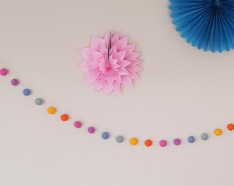 Vilten slinger * Vilten slinger bobbels * Vilten bollen * Pastel regenboogkleuren * Kinderkamer verjaardagsdecoratie