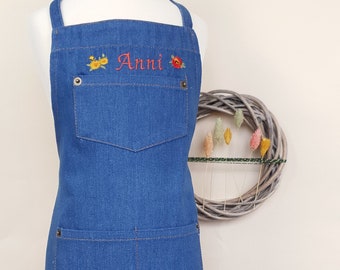 Tablier enfant personnalisé avec broderie nom et fleurs * Tablier en jean * 4-7 ans * Cadeau enfant personnalisé