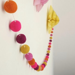 Felt garland * Felt garland pompoms * Felt balls * Pink summer colors * Children&#39;s room birthday decoration * Party decor * Garden decoration