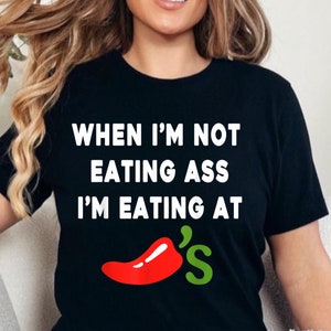 Rolig när jag inte äter röv, jag äter på Chili's T-shirt, humoristisk grafisk t-shirt, sarkastisk statement-tröja, skämtpresent till vänner
