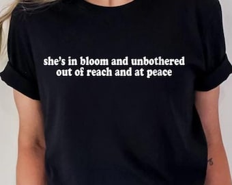 T-shirt Elle est tranquille et en fleurs, chemise hors de portée et en paix, t-shirt citation esthétique, t-shirt graphique tendance, chemise amour de soi