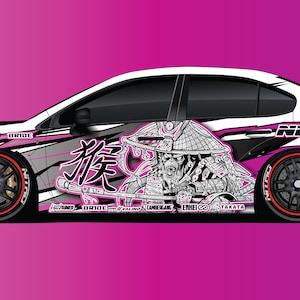 Puede incluir: Un coche blanco con un diseño gráfico rosa y negro que presenta un guerrero samurái y la palabra japonesa "狼" (lobo). El coche tiene un gran alerón trasero y la palabra "NITTO" en el lateral.
