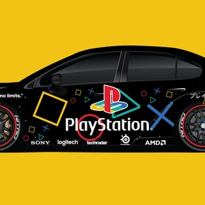Könnte beinhalten: Ein schwarzer Subaru WRX STI Rennwagen mit einer PlayStation-verkleideten Folie. Das Auto hat ein großes PlayStation-Logo an der Seite und zeigt Logos für Sony, Logitech, Techradar und AMD. Das Auto hat auch den Text "Play has no limits." und "プレイステーション" an der Seite.