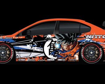 Op de afbeelding: Een feloranje Subaru WRX met een zwart-witte anime-geïnspireerde wrap met een personage uit Dragon Ball Z. De auto heeft een grote achtervleugel en zwarte wielen met rode accenten. De auto is ook versierd met verschillende sponsorlogo's, waaronder Nitto, Bride en Takata.