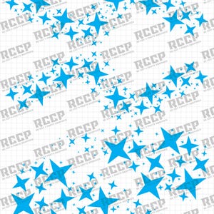 Op de afbeelding: Een digitaal grafisch ontwerp met meerdere clusters van helderblauwe sterren van verschillende grootte, gerangschikt in gebogen lijnen op een witte achtergrond. Het ontwerp heeft een herhalend patroon met de tekst "RCCP" op de achtergrond.
