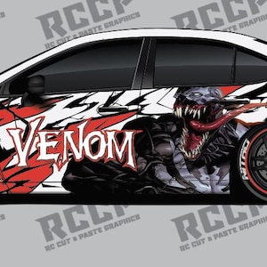 Może przedstawiać: Biały samochód z grafiką Venom. Samochód ma czarny spojler, czerwono-czarne koła i napis "VENOM" w kolorze białym. Projekt zawiera czerwone i czarne akcenty oraz grafikę Venoma z boku.