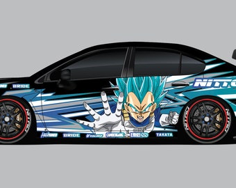 Op de afbeelding: Een zwarte Subaru WRX met een aangepaste wrap met een blauwe en witte anime-personage, Vegeta, uit Dragon Ball Super. De auto heeft een grote achtervleugel en een Nitto-bandensponsorlogo.