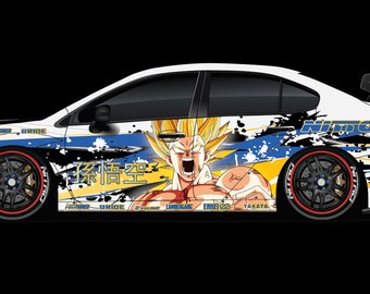 Op de afbeelding: Een witte Subaru WRX met een aangepaste wrap met een anime-personage met geel haar, zwarte en blauwe accenten en de tekst "NIMBO" op de achterkant. De auto heeft een grote achtervleugel en zwarte wielen met rode accenten.