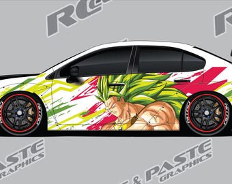 Op de afbeelding: Een witte auto met een aangepaste wrap met een groen en geel anime-personage met stekelig haar. De auto heeft een zwarte spoiler en rode en gele accenten. De wrap bevat ook een wit en groen abstract ontwerp.