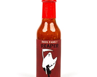 Carolina Reaper mit scharfer Soße