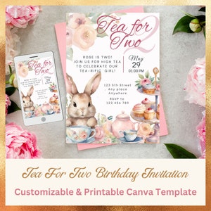 Può includere: Un invito di compleanno rosa e bianco a tema tea party con un'illustrazione ad acquerello di un coniglio che tiene una tazza da tè, una teiera e dei cupcake. Il testo recita "Tea for Two" e "Rose is Two!" con data e ora per la festa.