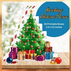 Pode incluir: Um calendário do advento de Natal feito de caixas empilháveis em forma de árvore de Natal, decorado com enfeites vermelhos e uma estrela dourada. O texto diz "Stacking Advent Boxes" e "28 Printable Boxes 6.35 x 6.35 cm". Uma bola azul e um cavalo de baloiço também são visíveis.