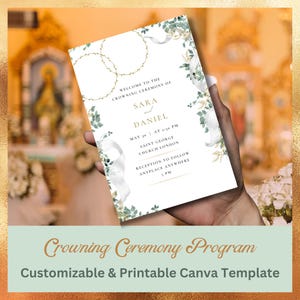 Puede incluir: Un programa de boda blanco con detalles florales verdes y dorados se sostiene en una mano. El programa incluye el texto "Bienvenida a la ceremonia de coronación de Sara y Daniel" y detalles del evento. La parte inferior de la imagen dice "Programa de la ceremonia de coronación".