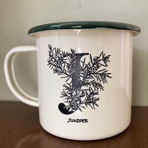 Taza de camping de lata esmaltada con la letra J, con inicial de árbol de enebro