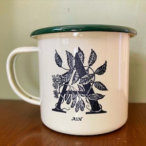 Taza de camping de lata esmaltada con la letra A, inicial de árbol de fresno
