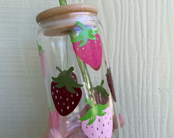 Vaso de lata de cerveza de fresa rosa